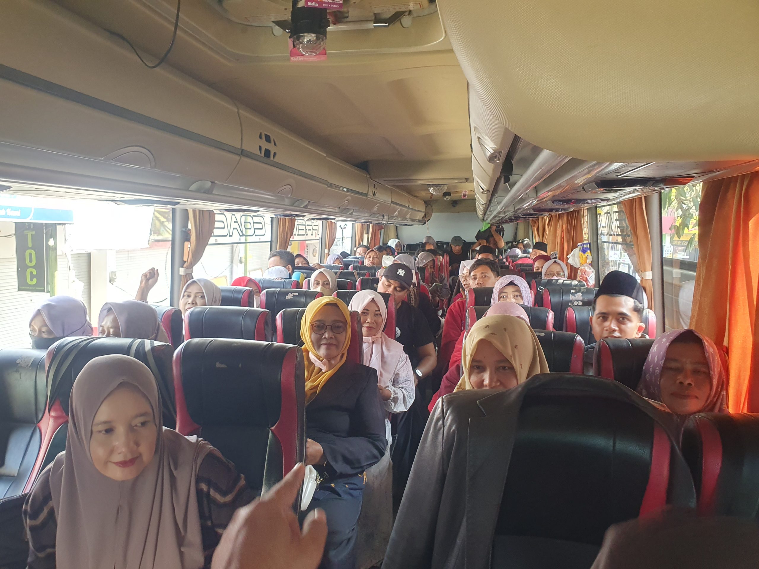Sebanyak 115 Guru yang tergabung dalam PGSI Tulungagung berangkat ke Senayan Jakarta Pusat.