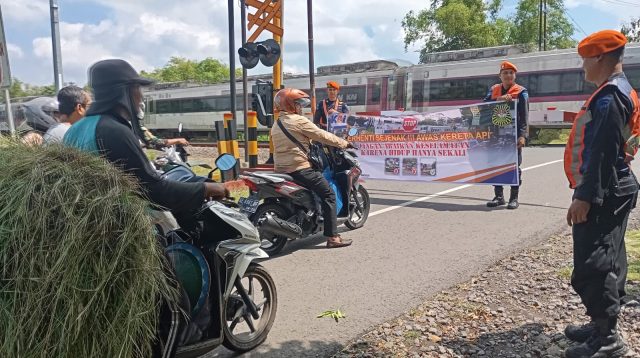 Petugas KAI saat sosialisasi.