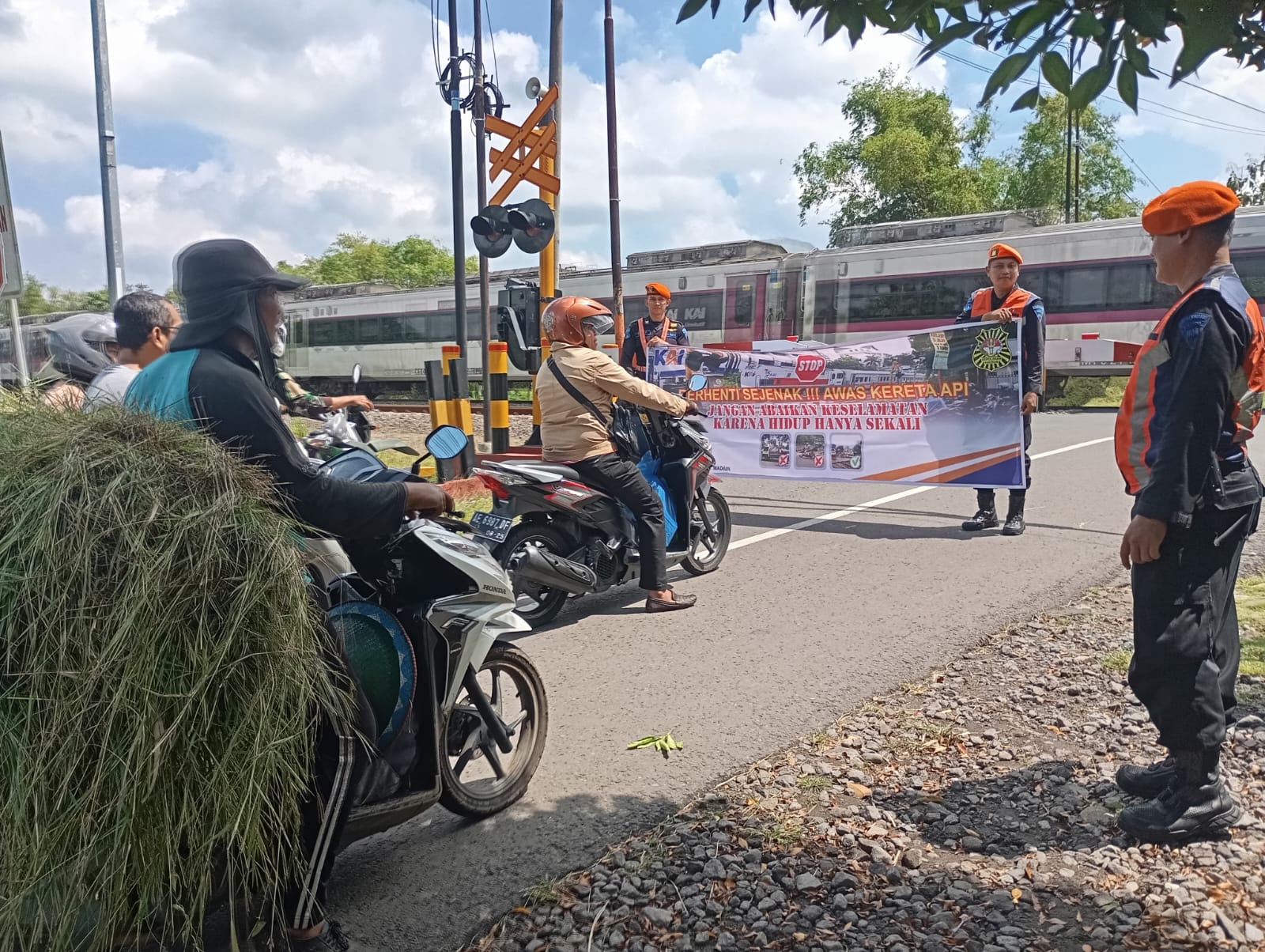 Petugas KAI saat sosialisasi.