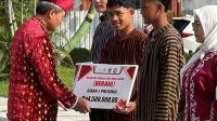 Yerikho Christian Makamea pelajar SMP N I Gurah menerima penghargaan.