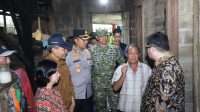 Kapolres Kediri AKBP bersama Bupati Kediri kunjungi warga usia rentan Selasa siang.