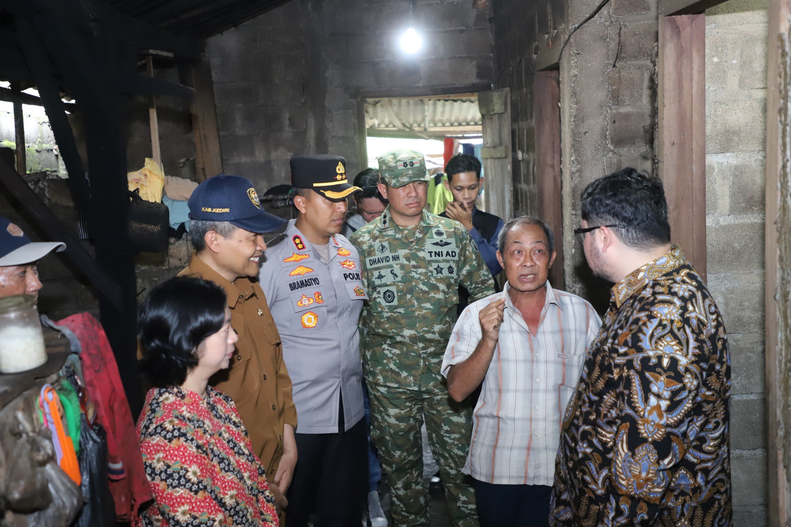 Kapolres Kediri AKBP bersama Bupati Kediri kunjungi warga usia rentan Selasa siang.