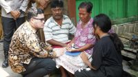 Bupati Kediri saat kunjungan ke rumah anak yang rawat ibunya di Dusun Sumberbahagia Gadungan Puncu.