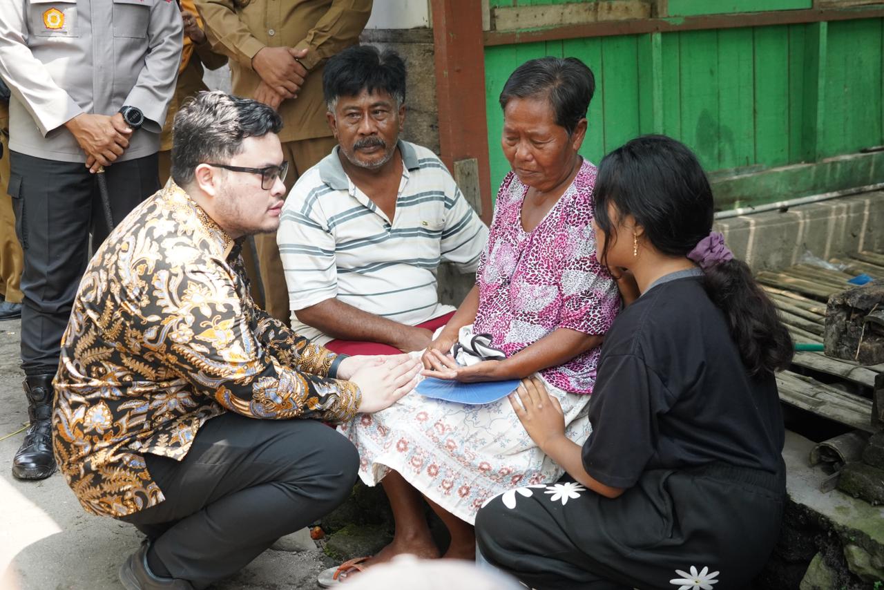 Bupati Kediri saat kunjungan ke rumah anak yang rawat ibunya di Dusun Sumberbahagia Gadungan Puncu.