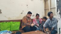Bupati Kediri mendatangi rumah Solikah dan Putut Sri Hasworo di Kecamatan Kandat.