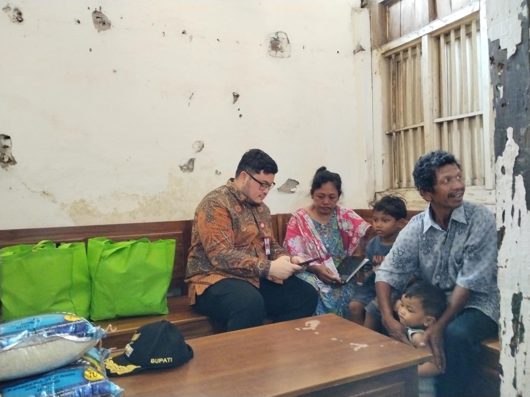 Bupati Kediri mendatangi rumah Solikah dan Putut Sri Hasworo di Kecamatan Kandat.