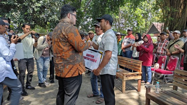 Bupati Kediri menyerahkan bantuan alat mesin pertanian ke petani di Ngadiluwih.