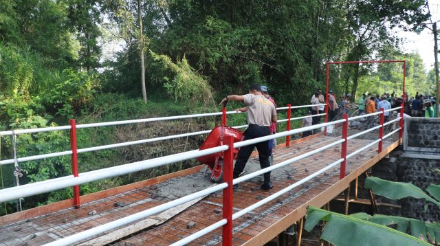 Jembatan merah putih penghubung Desa Ringinanom dengan Karanggondang.
