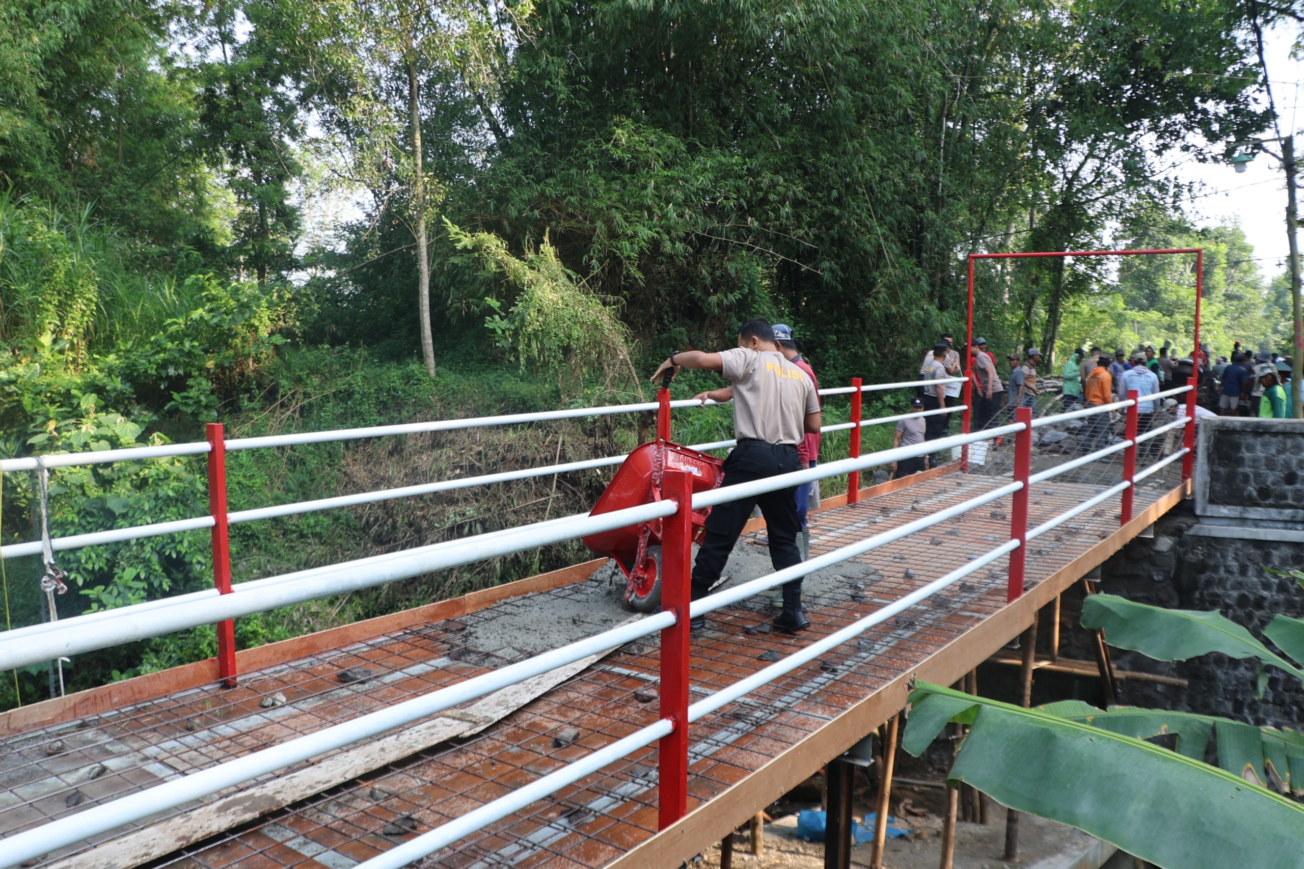 Jembatan merah putih penghubung Desa Ringinanom dengan Karanggondang.
