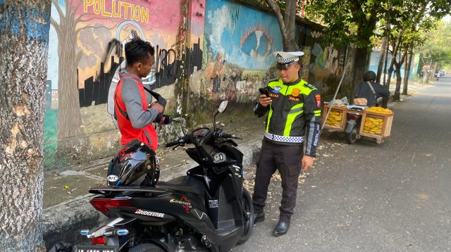Lawan Arus Terobos Simpang Empat Sate, Pengendara Motor di Nganjuk Ditindak ETLE Handheld