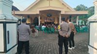 Polisi pengamanan prosesi i badah di Kenaikan Isa Al - Masih di GKJW Desa Segaran Wates.