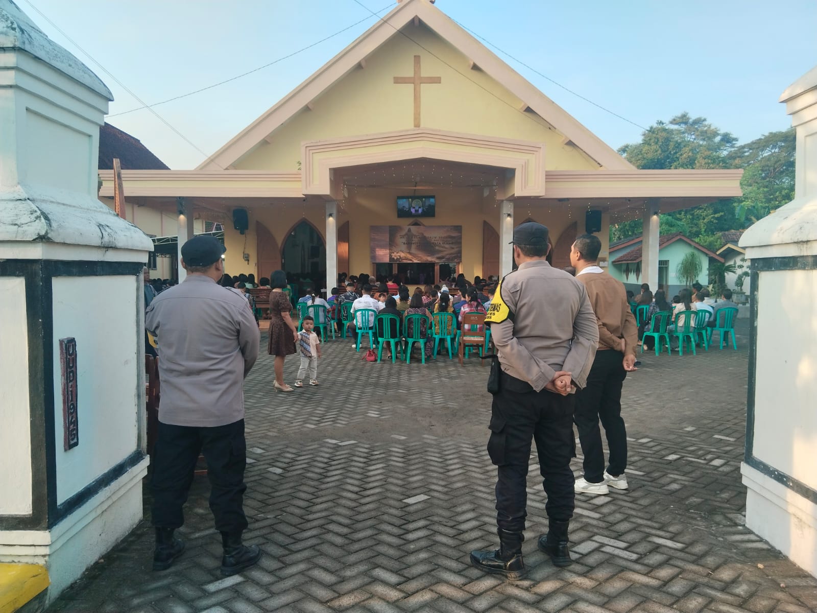 Polisi pengamanan prosesi i badah di Kenaikan Isa Al - Masih di GKJW Desa Segaran Wates.