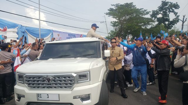 Presiden Prabowo disambut ribuan buruh saat peresmian Museum Marsinah.