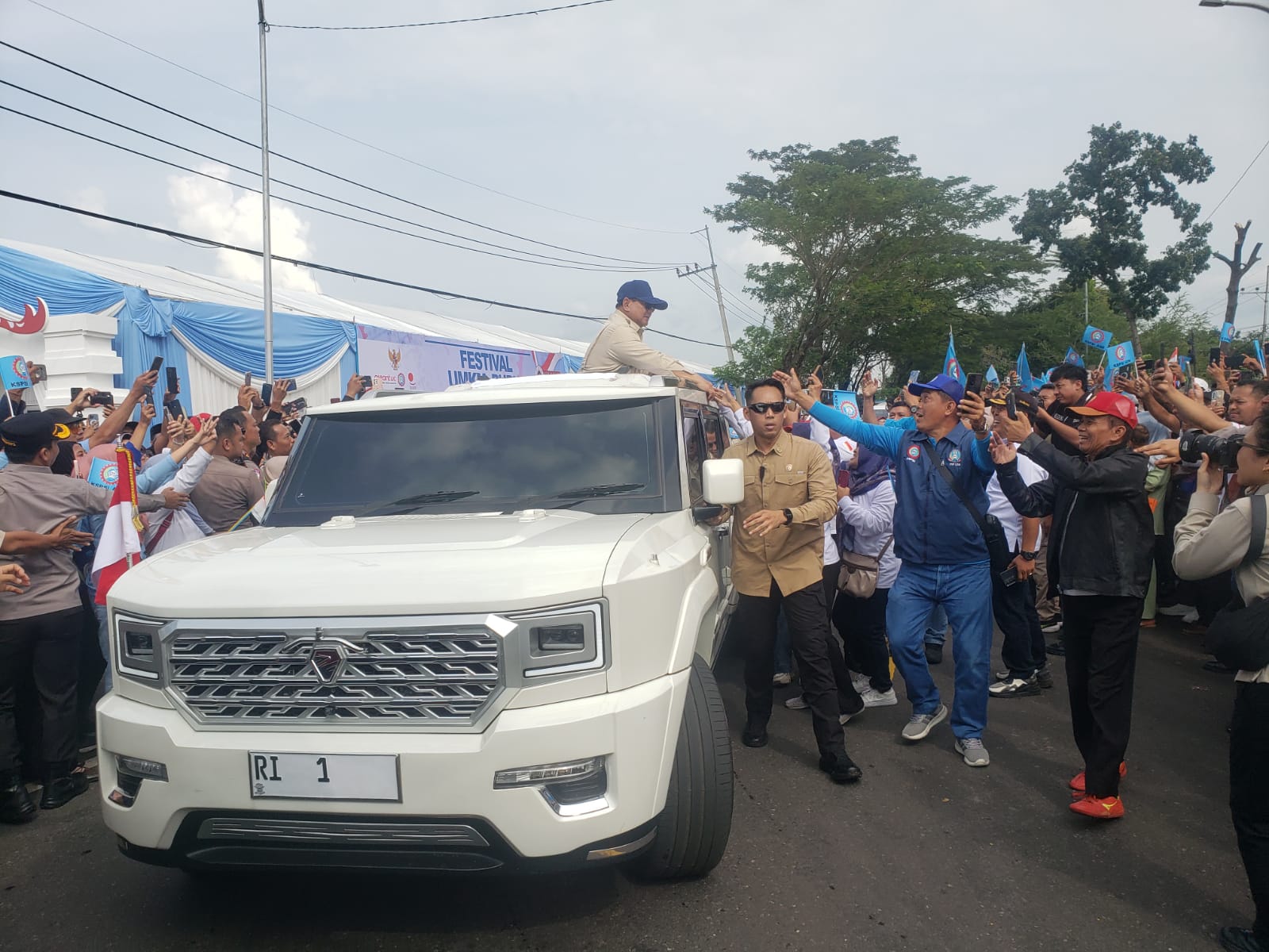 Presiden Prabowo disambut ribuan buruh saat peresmian Museum Marsinah.