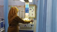 Kondisi bayi yang dibuang di teras rumah warga Kecamatan Jogoroto sudah mendapatkan perawatan di Puskesmas Mayangan.