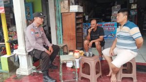 Petugas Polsek Kras patroli dialogis sambang warga.
