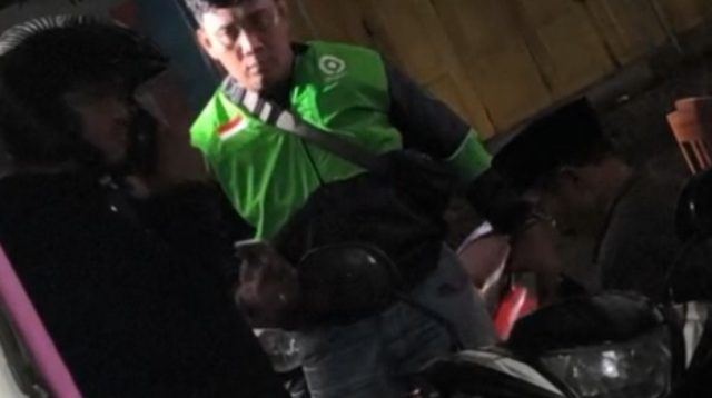 Tangkapan layar video oknum mengaku polisi sedang melakukan pungutan liar ke pemilik Toko Madura.