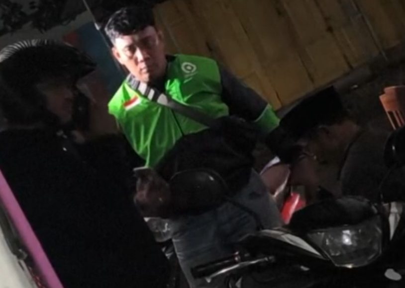 Tangkapan layar video oknum mengaku polisi sedang melakukan pungutan liar ke pemilik Toko Madura.
