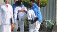 Petugas pengibar bendera semaput di upacara Harkitnas.