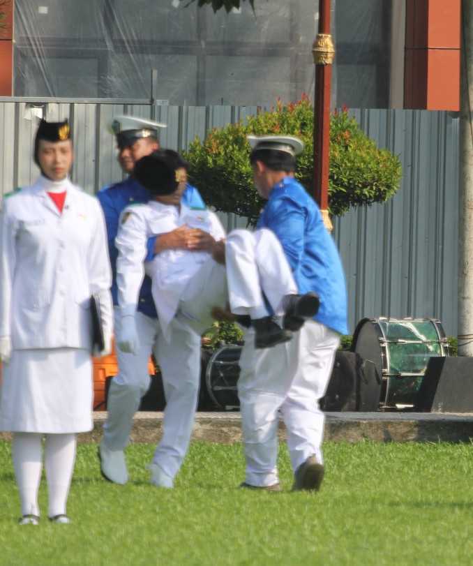 Petugas pengibar bendera semaput di upacara Harkitnas.