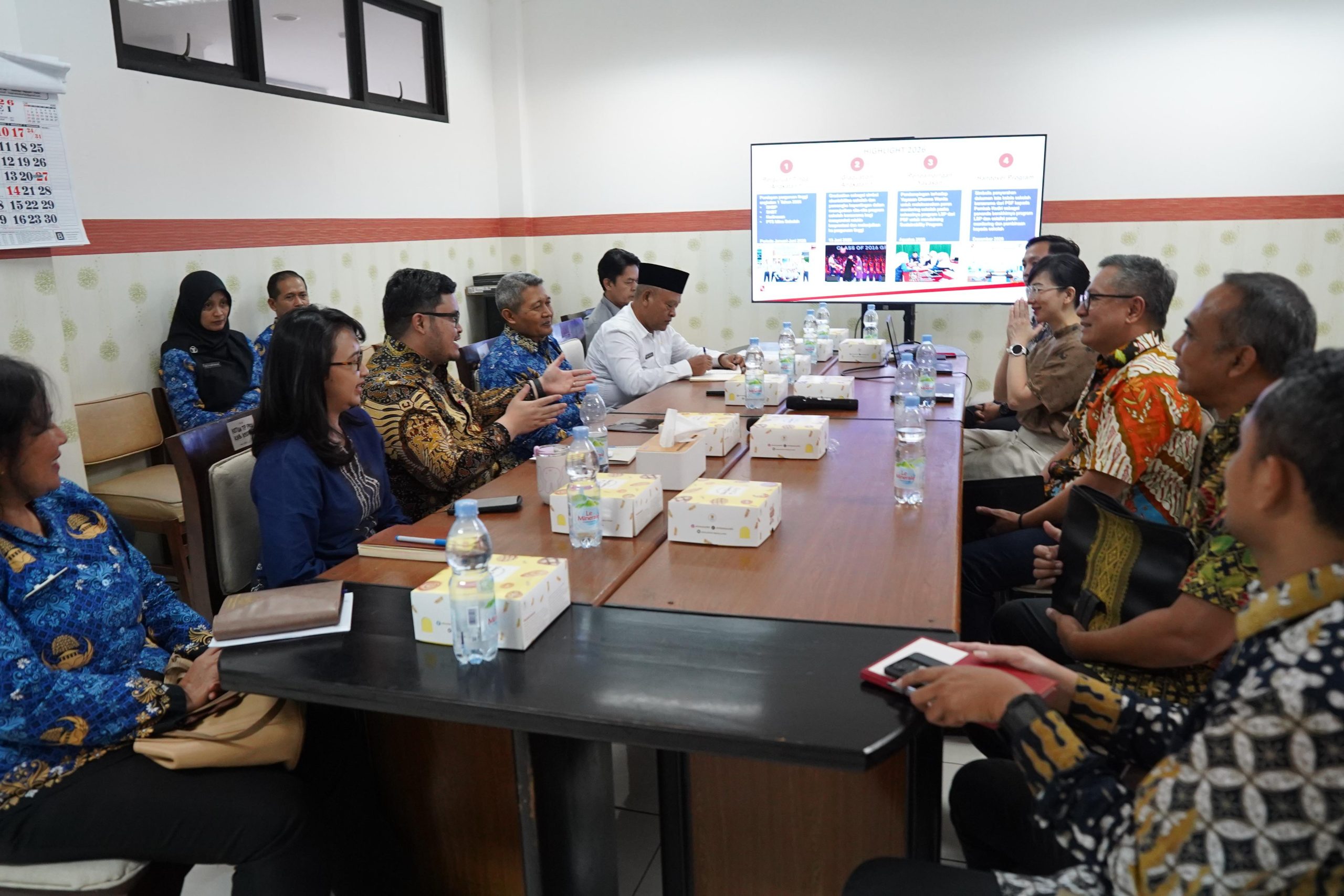 Mas Bup Dhito bersama tim Sampurna Foundation.
