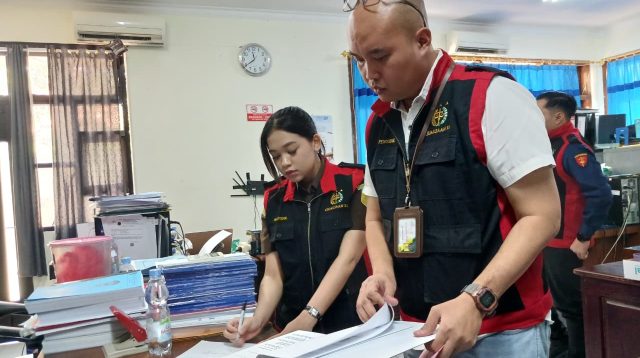 Penyidik Kejari Nganjuk melakukan penggeledahan di kantor Bappeda Kabupaten Nganjuk.