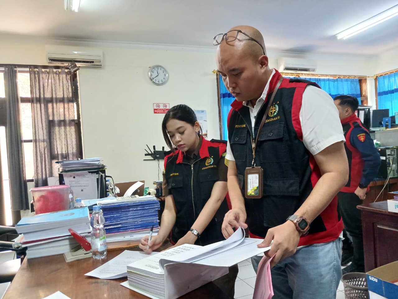 Penyidik Kejari Nganjuk melakukan penggeledahan di kantor Bappeda Kabupaten Nganjuk.
