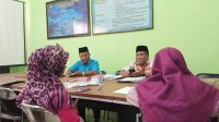 IMG-20260522-WA0004 Wakil Ketua Dewan Pendidikan Kabupaten Jombang, Arif Kuswirasasono saat menerima pengaduan wali murid mengenai ijasah di tahan di sekolahan.