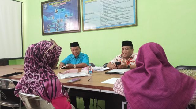 Wakil Ketua Dewan Pendidikan Kabupaten Jombang, Arif Kuswirasasono saat menerima pengaduan wali murid mengenai ijasah di tahan di sekolahan.