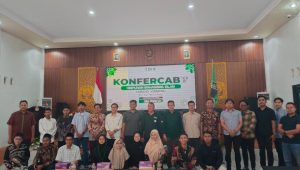 HMI Cabang Jombang bersama para alumni dan Korps Alumni HMI (KAHMI) saat menggelar Konfercab ke-31 di gedung KPU Jombang.
