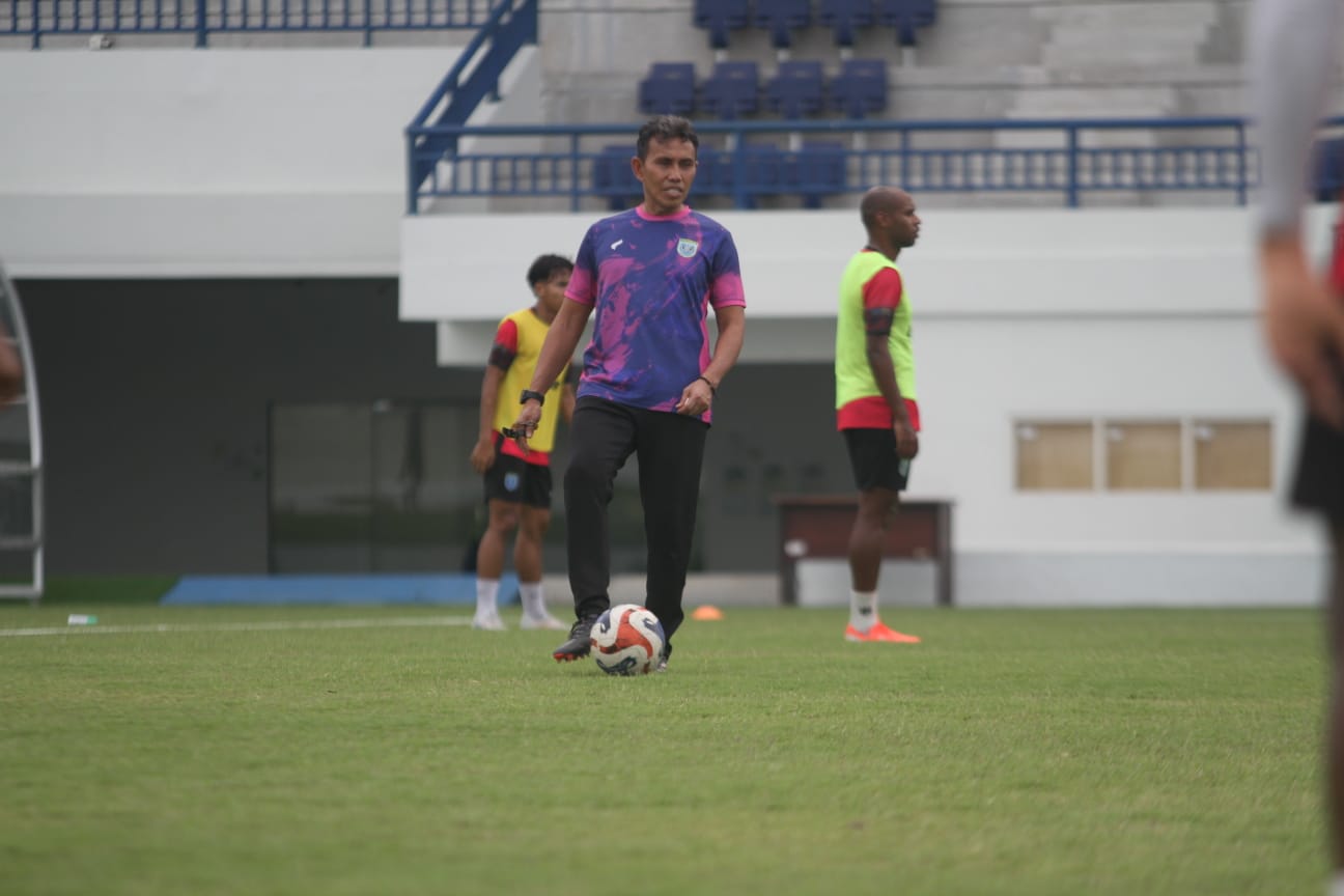 Persela Lamongan memperpanjang kontrak Bima Sakti.