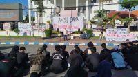 Ketua DPRD Kabupaten Ponorogo saat didemo.