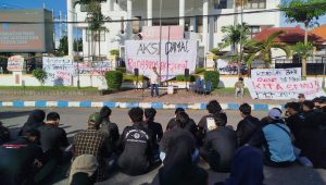 Ketua DPRD Kabupaten Ponorogo saat didemo.