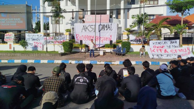 Ketua DPRD Kabupaten Ponorogo saat didemo.