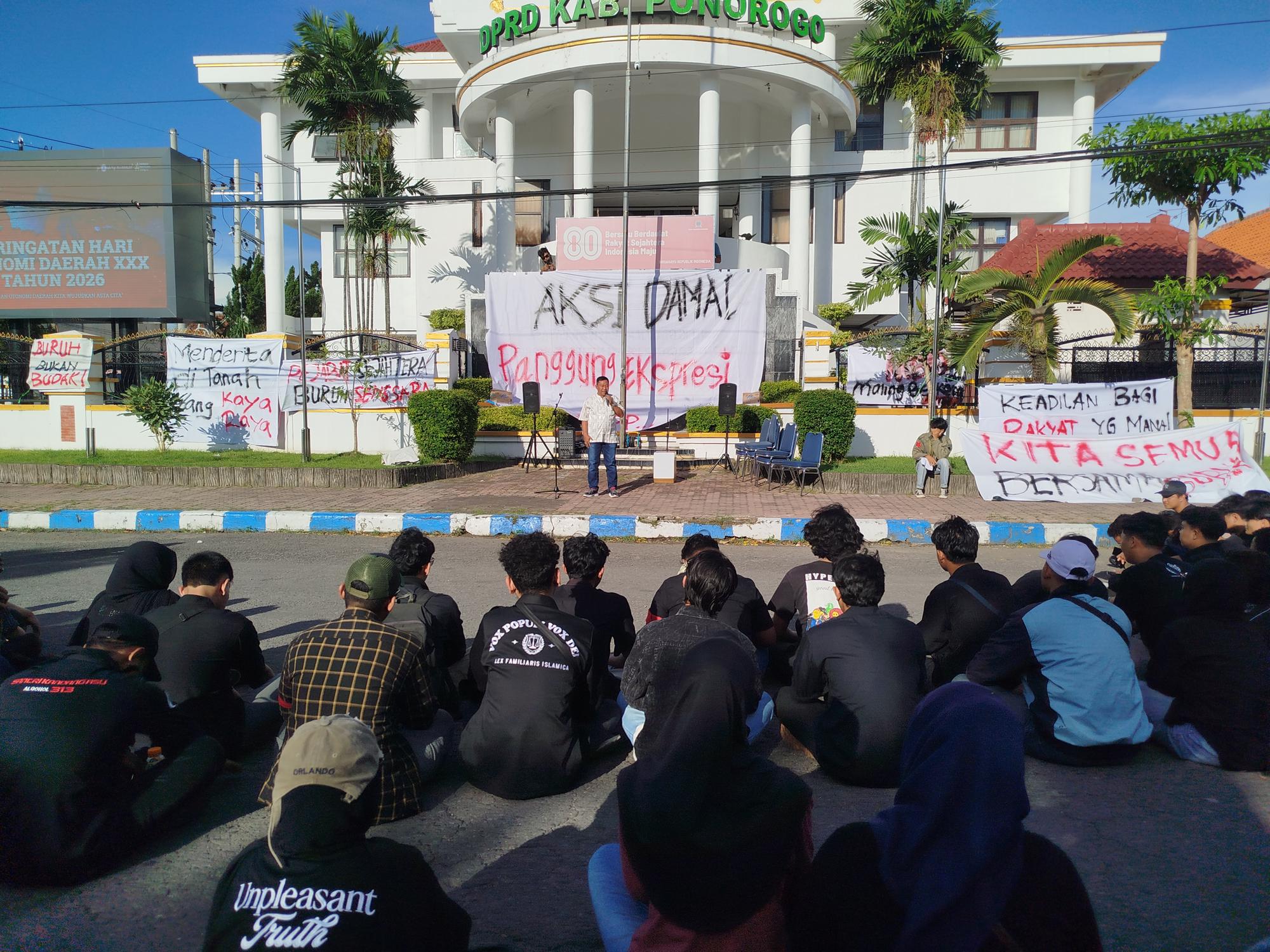 Ketua DPRD Kabupaten Ponorogo saat didemo.