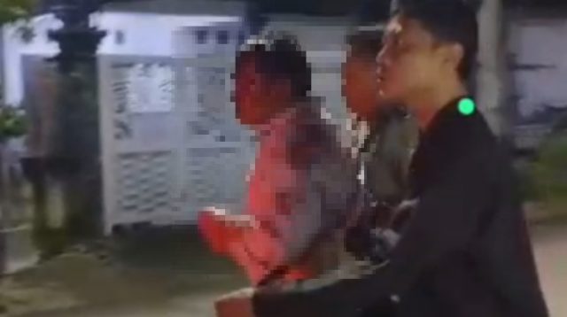 Tangkapan layar atau cuplikan layar video saat polisi berhasil meringkus pelaku penusukan ke dua mahasiswi di  Pandaan Desa Purisemanding, Kecamatan Plandaan, Kabupaten Jombang.