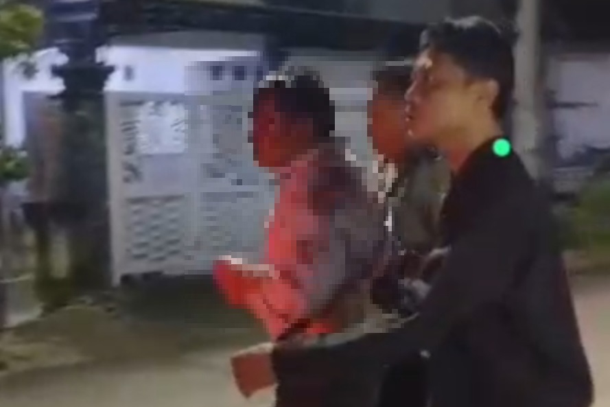 Tangkapan layar atau cuplikan layar video saat polisi berhasil meringkus pelaku penusukan ke dua mahasiswi di  Pandaan Desa Purisemanding, Kecamatan Plandaan, Kabupaten Jombang.