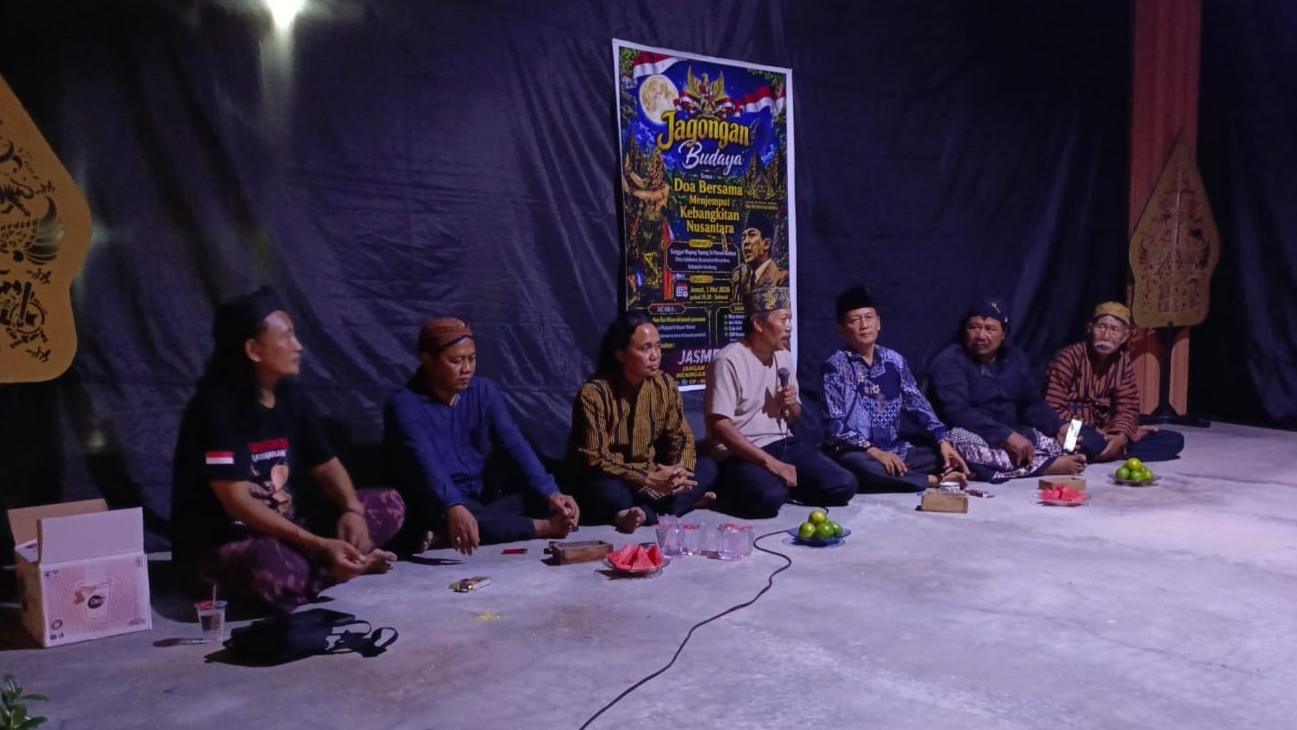 Pegiat budaya dan sejarawan berkumpul di Sanggar Wayang Topeng Tri Purwo Budoyo, Desa Jatiduwur, Kecamatan Kesamben, Kabupaten Jombang.