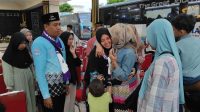 Sebanyak 528 calon jamaah haji Jombang dari kloter 60 dan 61 berpamitan dengan keluarga sebelum menuju Asrama Haji Sukolilo.