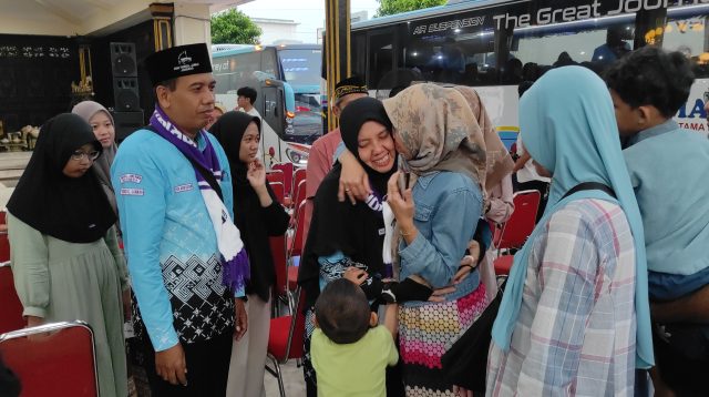Sebanyak 528 calon jamaah haji Jombang dari kloter 60 dan 61 berpamitan dengan keluarga sebelum menuju Asrama Haji Sukolilo.