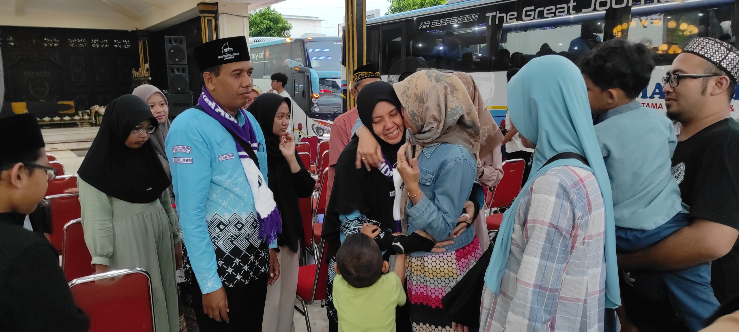 Sebanyak 528 calon jamaah haji Jombang dari kloter 60 dan 61 berpamitan dengan keluarga sebelum menuju Asrama Haji Sukolilo.