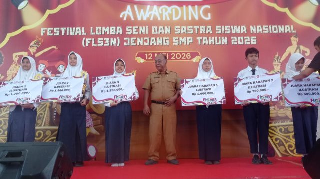 Penyerahan hadiah lomba Festival Lomba Seni dan Sastra Nasional (FLS2N) tingkat SMP Kabupaten Kediri 2026.