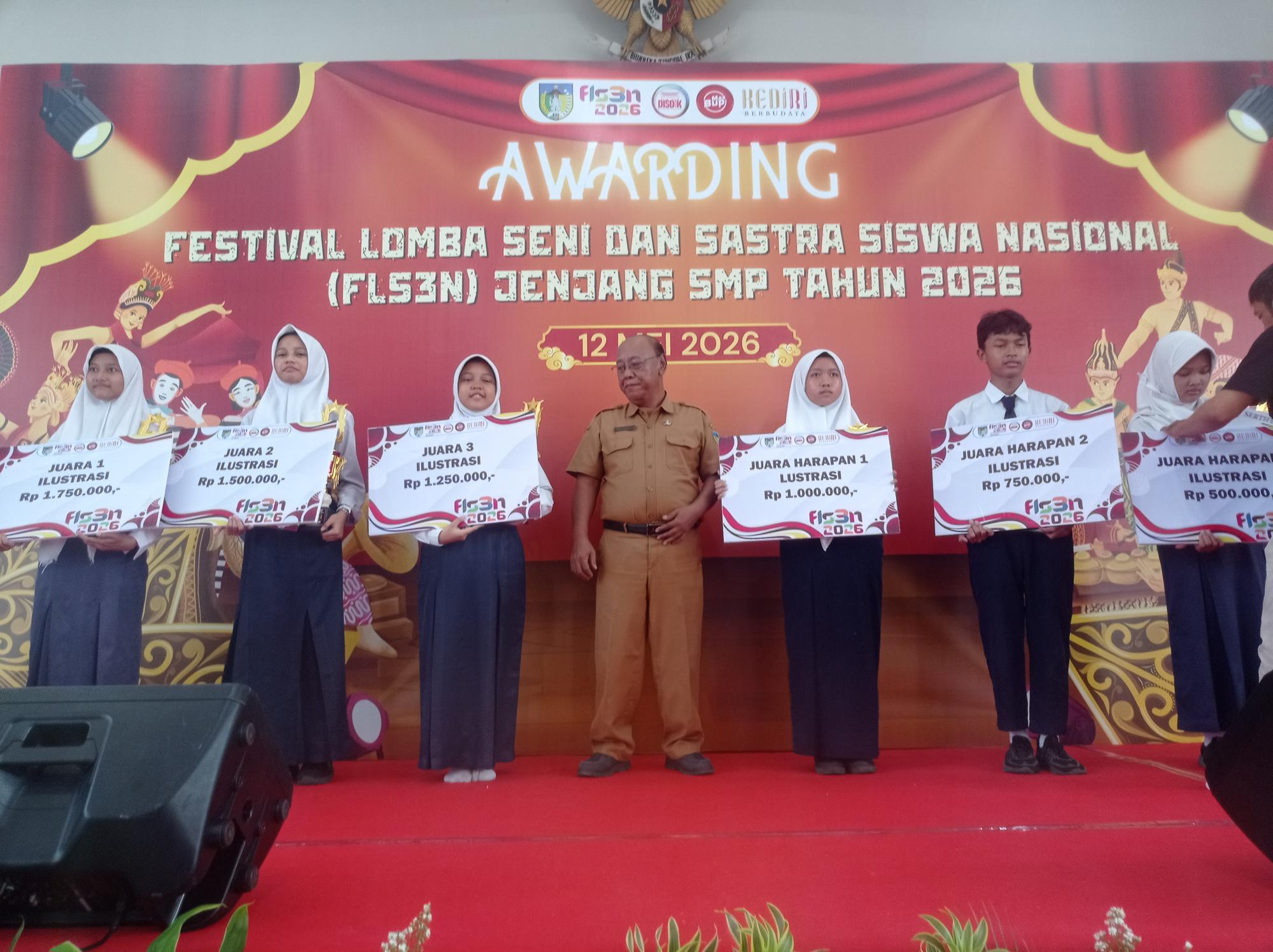Penyerahan hadiah lomba Festival Lomba Seni dan Sastra Nasional (FLS2N) tingkat SMP Kabupaten Kediri 2026.