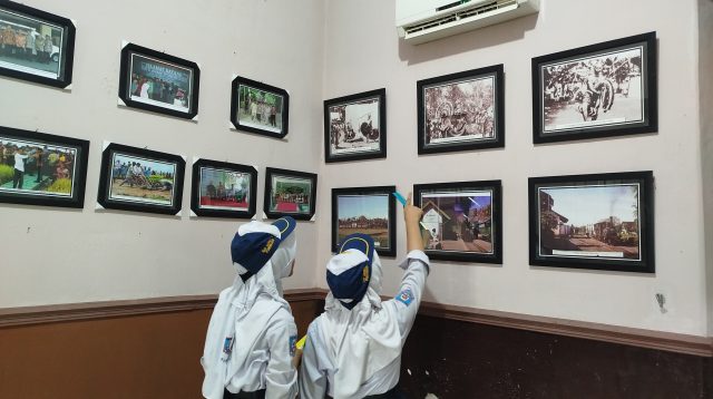 Pelajar melihat koleksi foto milik Pemkab Ponorogo.