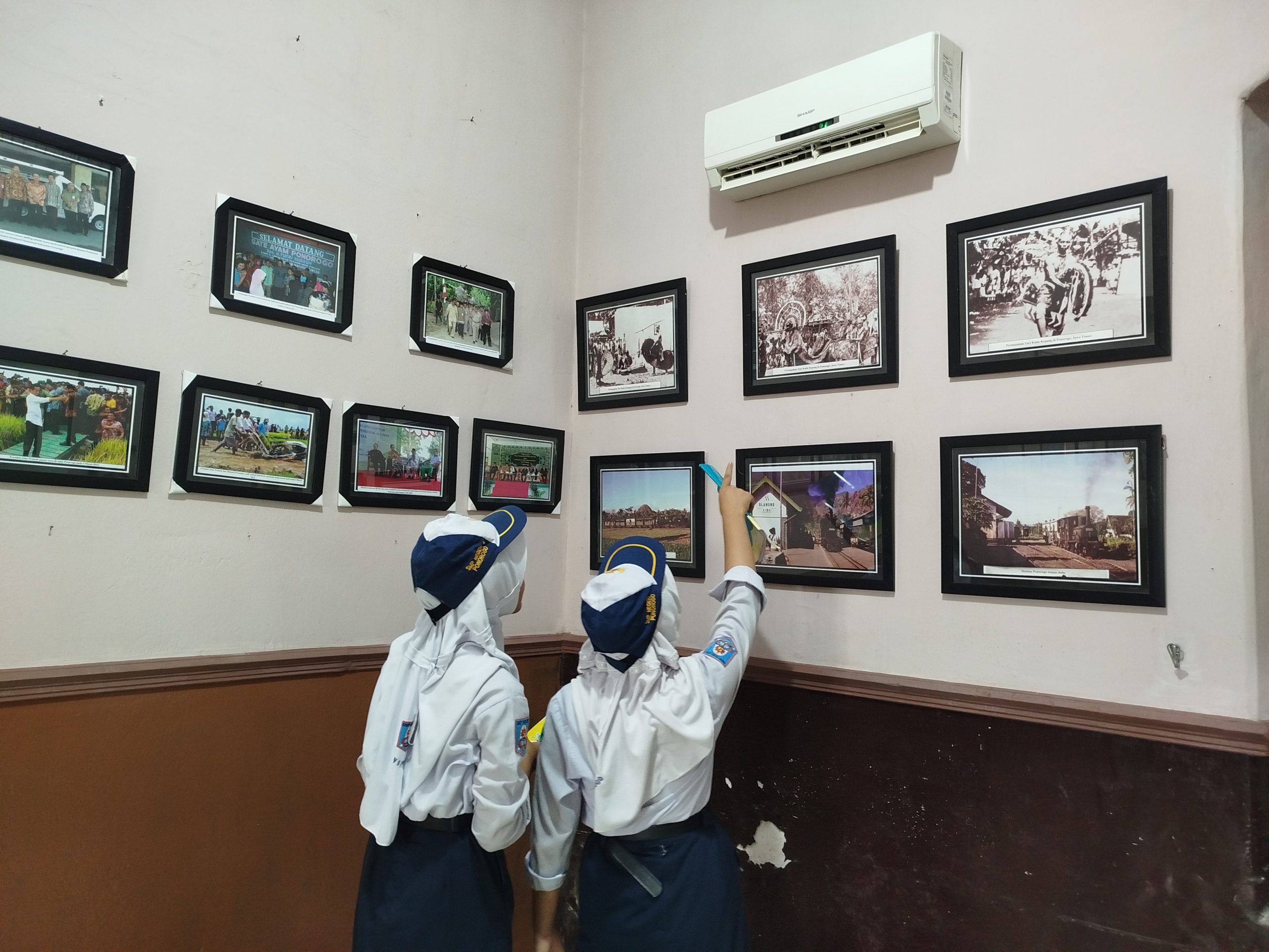 Pelajar melihat koleksi foto milik Pemkab Ponorogo.