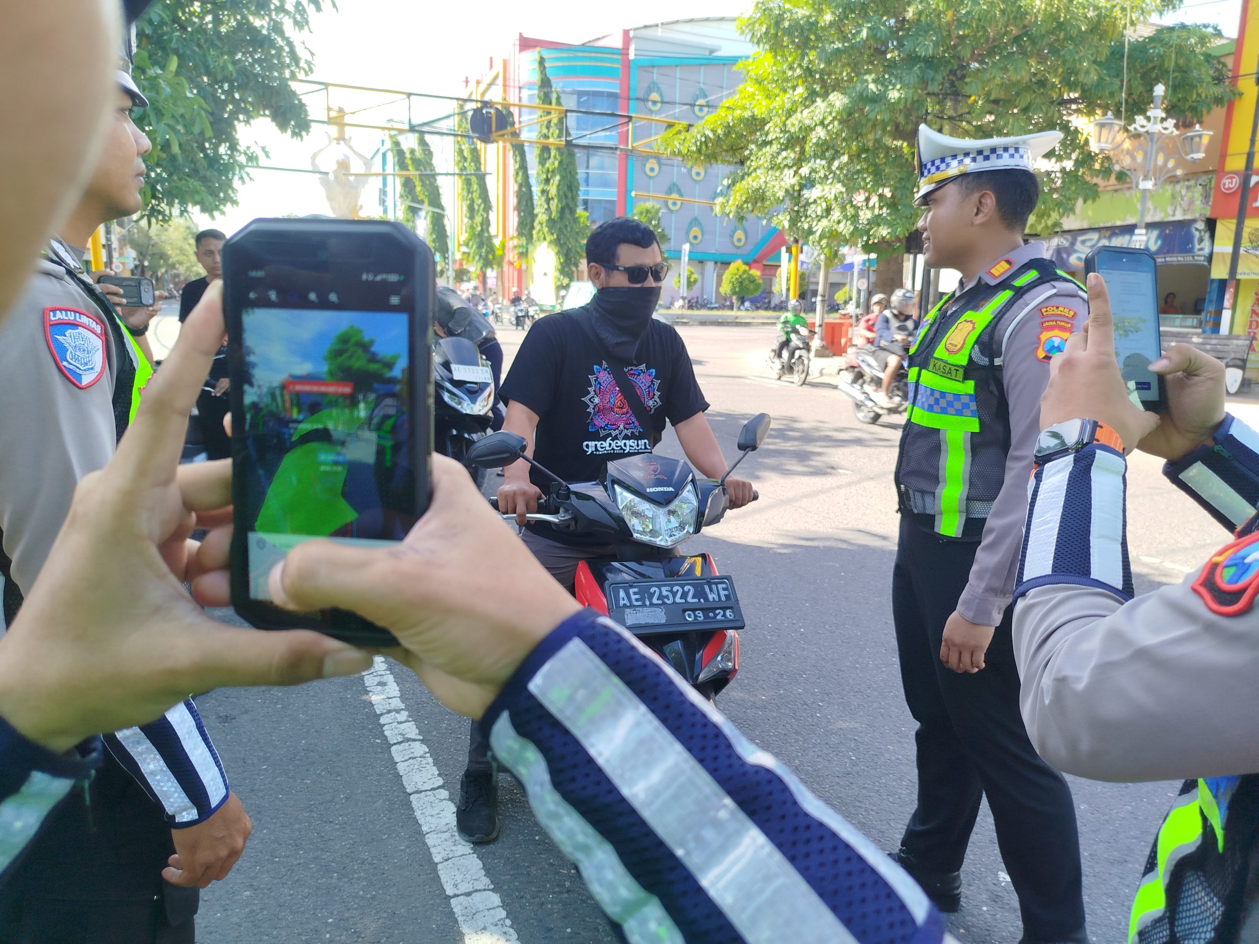 Polisi saat melakukan penilangan menggunakan Etle Handled.