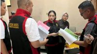 Tim Penyidik Kejari Nganjuk saat penggeledahan terkait dugaan tindak pidana korupsi di Bank Jatim Cabang Nganjuk.