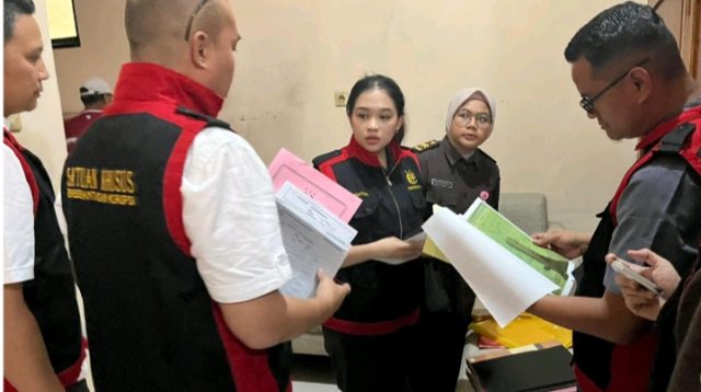 Tim Penyidik Kejari Nganjuk saat penggeledahan terkait dugaan tindak pidana korupsi di Bank Jatim Cabang Nganjuk.