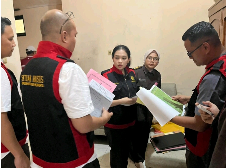 Tim Penyidik Kejari Nganjuk saat penggeledahan terkait dugaan tindak pidana korupsi di Bank Jatim Cabang Nganjuk.