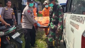Petugas saat evakuasi jenazah pria penjual bubur yang ditemukan meninggal di dalam rumah Desa Dukuhdimoro, Jombang.